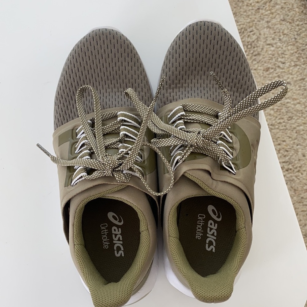 Woman’s ASICS Shoes - Picture 5 of 7